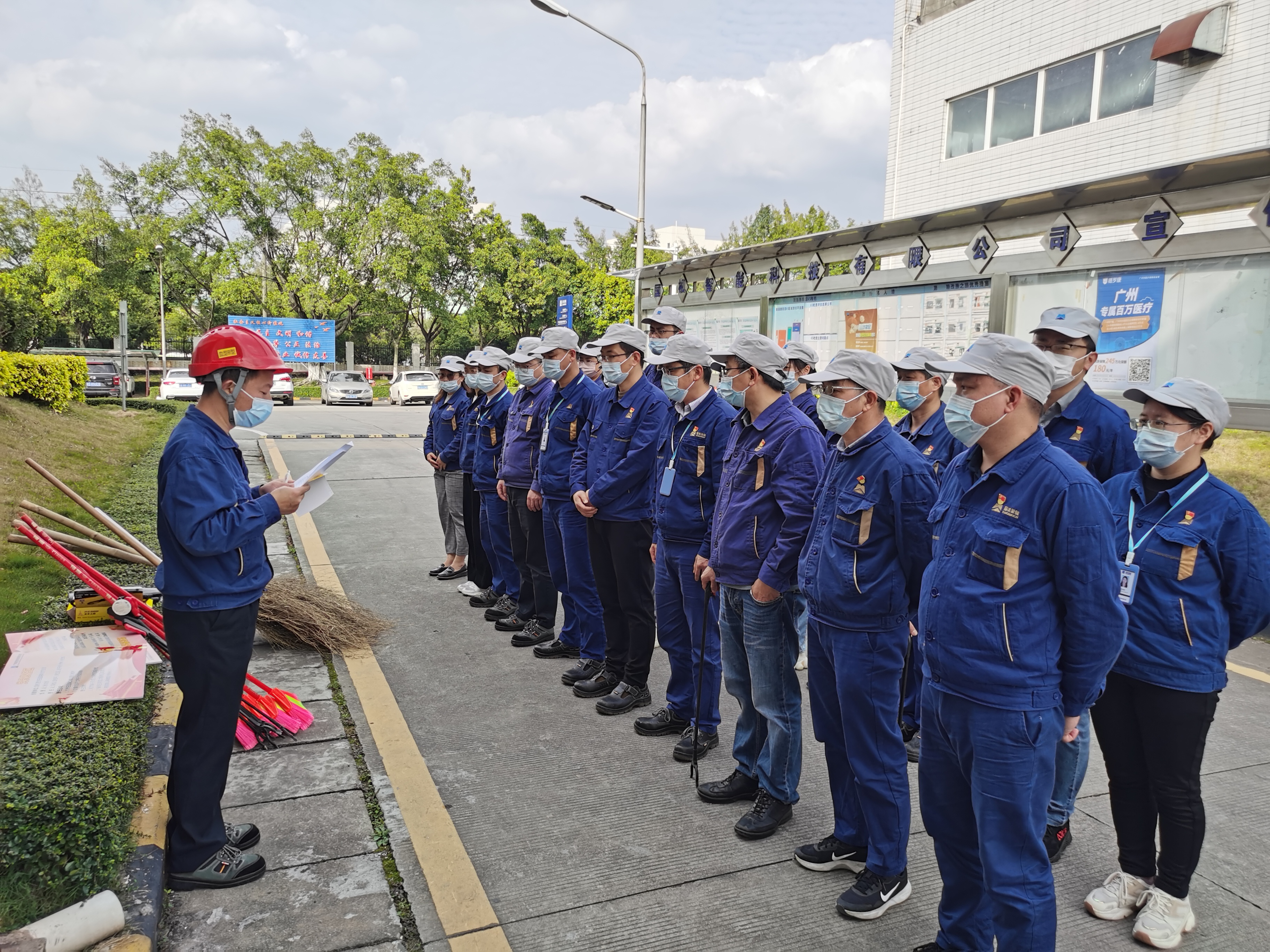 田園路聯合黨支部 開展美化清潔廠區(qū)衛(wèi)生清掃活動及黨員責任區(qū)授牌儀式